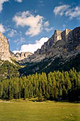 Trekking nel Parco Naturale Puez-Odle. La lunga discesa dal Rifugio Puez a Selva in Valgardena lungo la Vallelunga. 